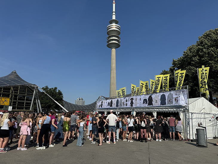 Merchandising "Merch" Artikel gab es an mehreren Orte von Taylor Swift im Olympiastadion (©Foto: Martin Schmitz)